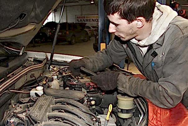 мастер меняет термостат